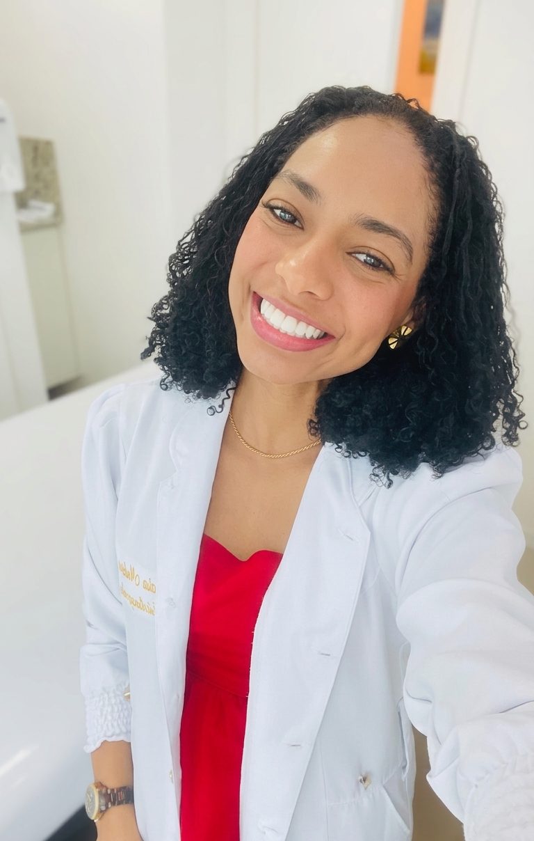 Glaucia Medeiros sorrindo, especialista em fisioterapia pélvica